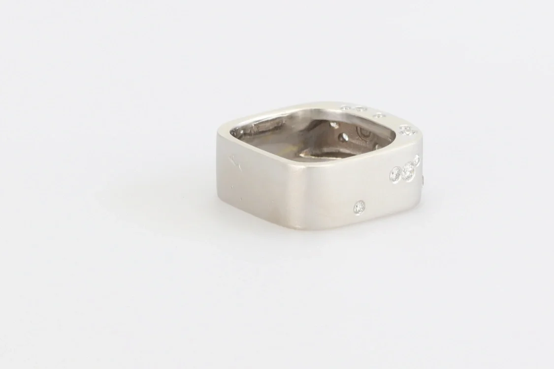 Turntable image 32
