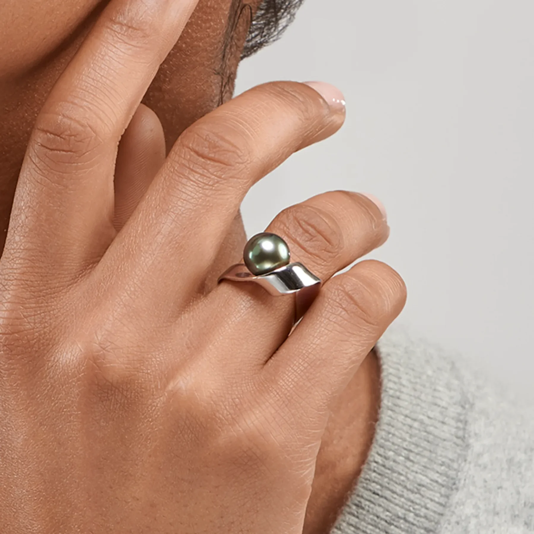 Close up image of the Tahitian Pearl Knot White Gold Ring designed by Michèle Baschet worn by @noem_tyb