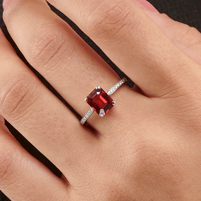 Close up of Grenadine Solitaire vmHO chgf